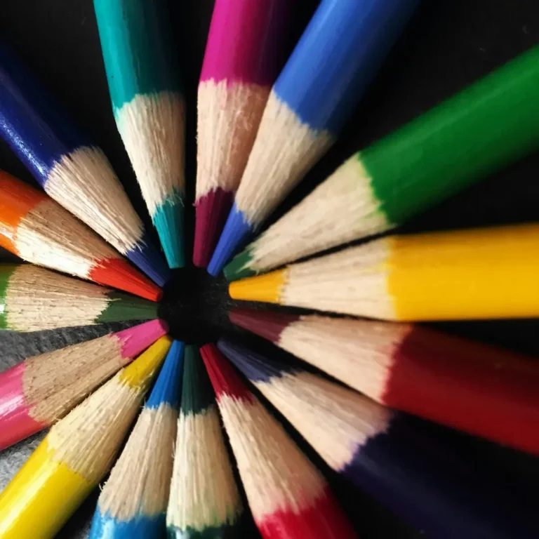 Colored pencils aligned in a circle